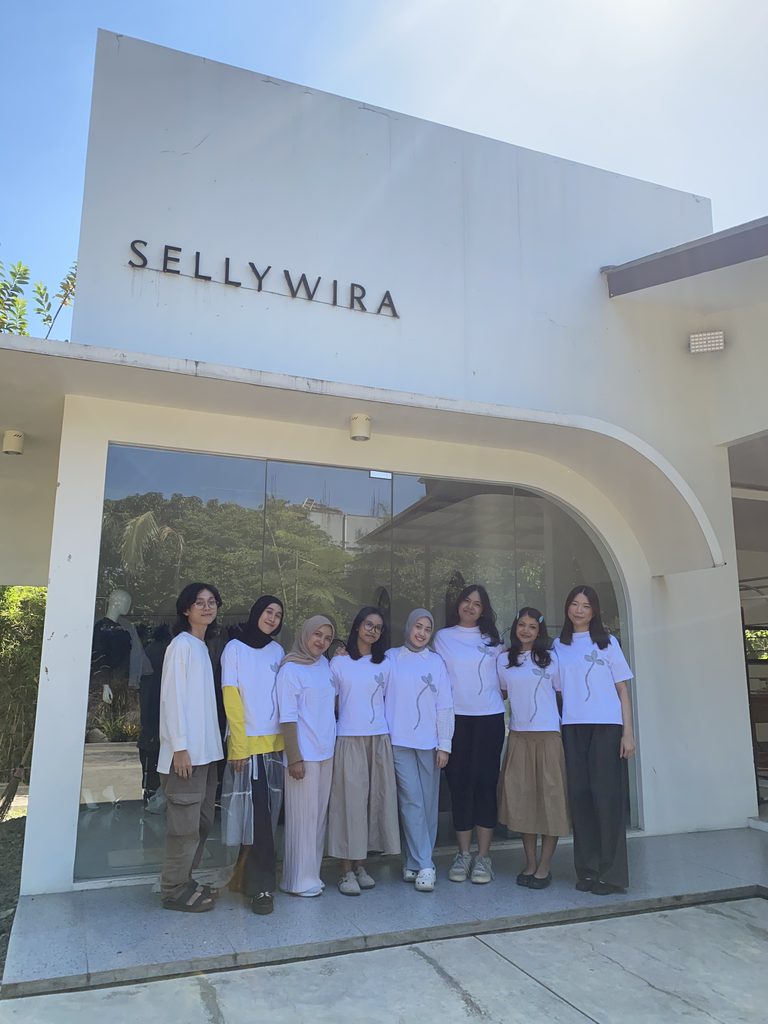 Foto bersama mahasiswa RMIT dengan Selly (Alumni IFI)