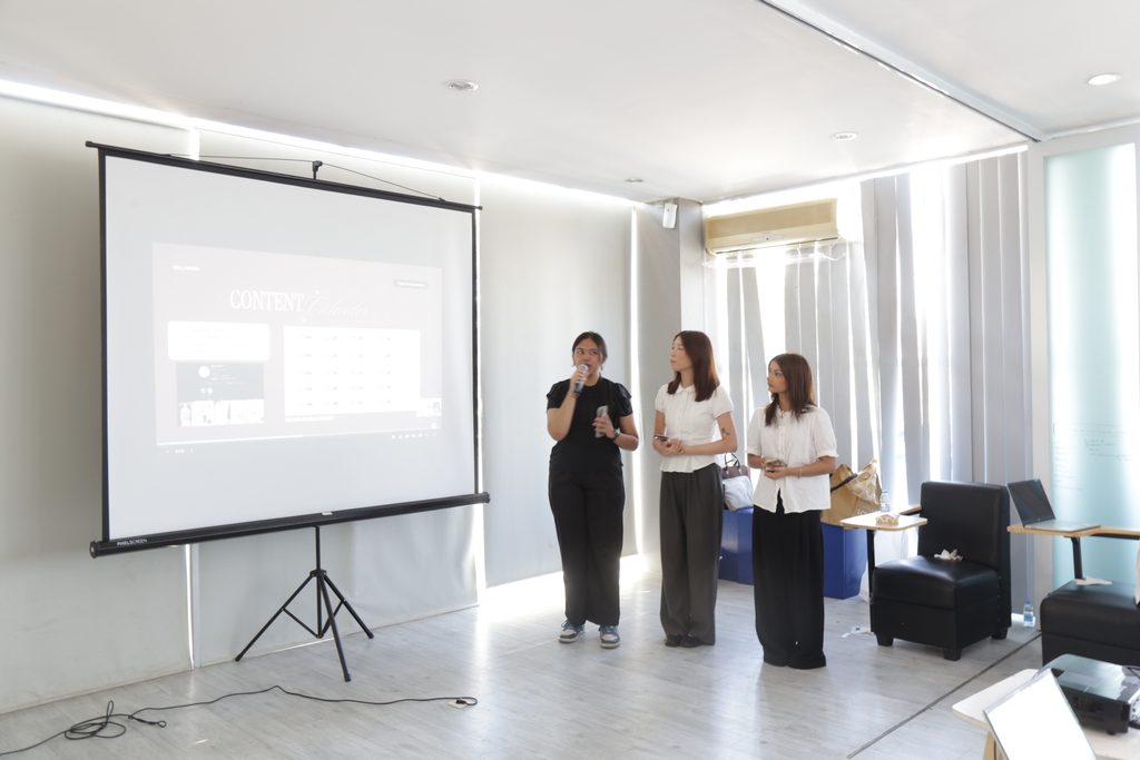Sejumlah mahasiswa RMIT sedang melakukan presentasi.
