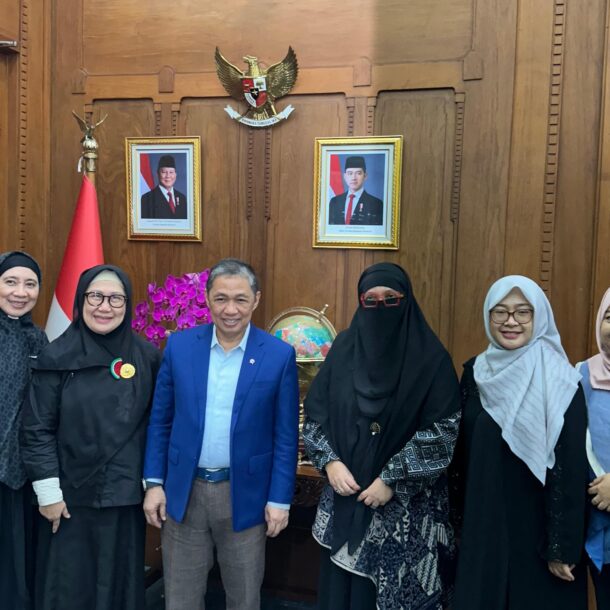 Wakil Menteri Luar Negeri RI Anis Matta berfoto bersama Hanni Haerani dan Irna Mutiara dari Islamic Fashion Institute (IFI) dalam kunjungan ke Kementerian Luar Negeri, Selasa (27/10/2026)