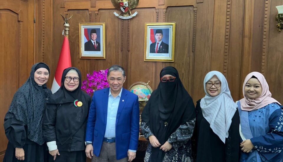 Wakil Menteri Luar Negeri RI Anis Matta berfoto bersama Hanni Haerani dan Irna Mutiara dari Islamic Fashion Institute (IFI) dalam kunjungan ke Kementerian Luar Negeri, Selasa (27/10/2026)